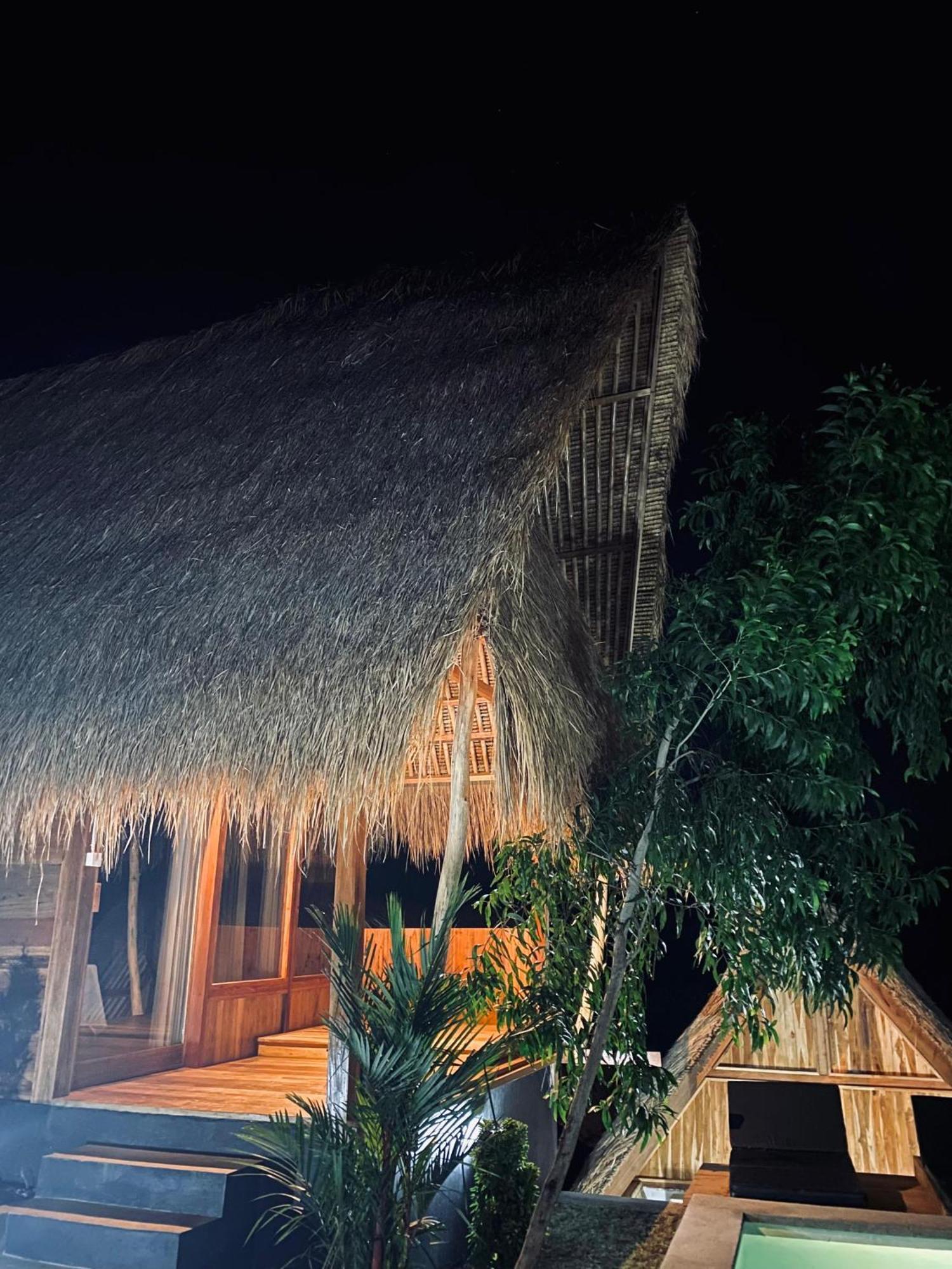 Отель Sky Mountain Views Kuta  Экстерьер фото