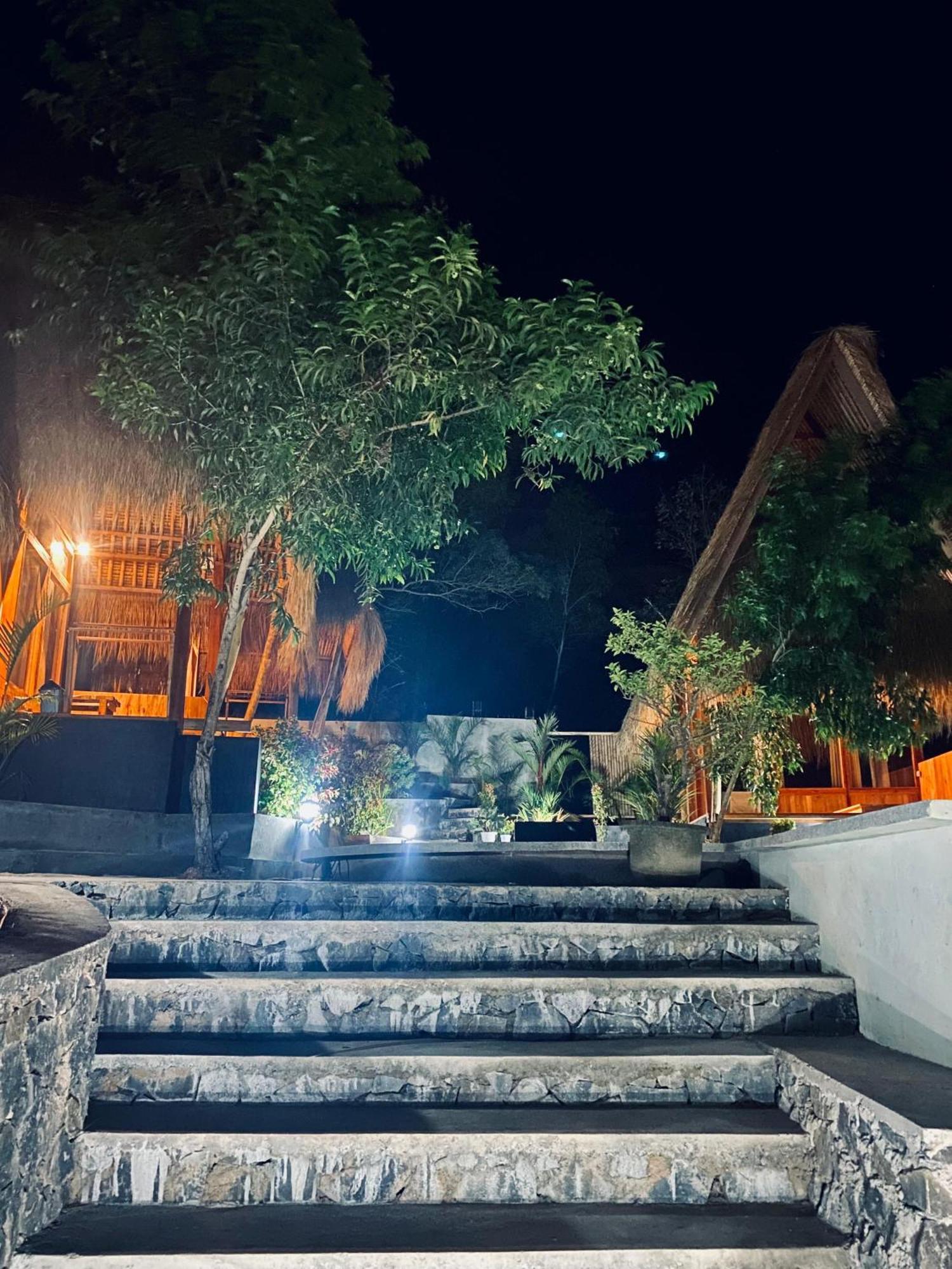 Отель Sky Mountain Views Kuta  Экстерьер фото